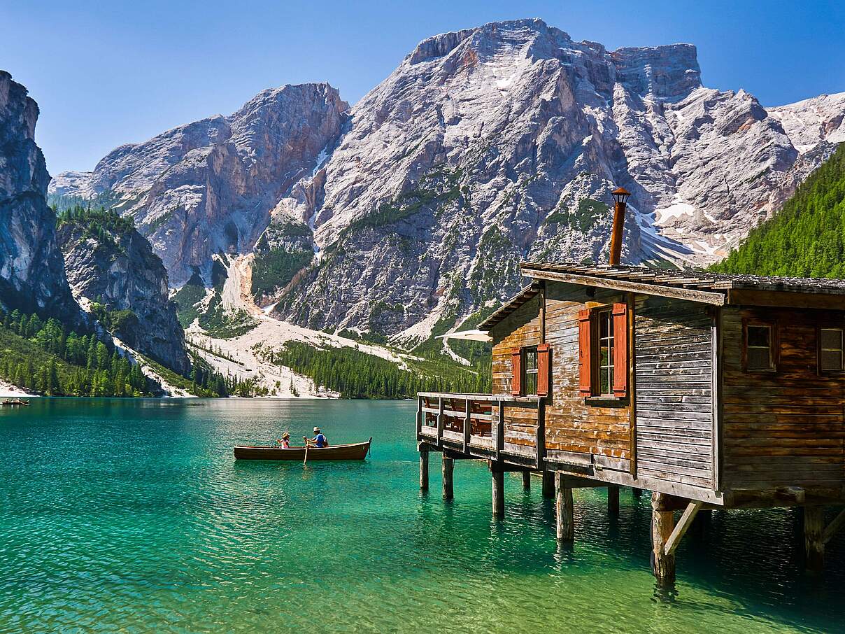 Holzhuette an einem Bergsee in Tirol © Activida Reisen
