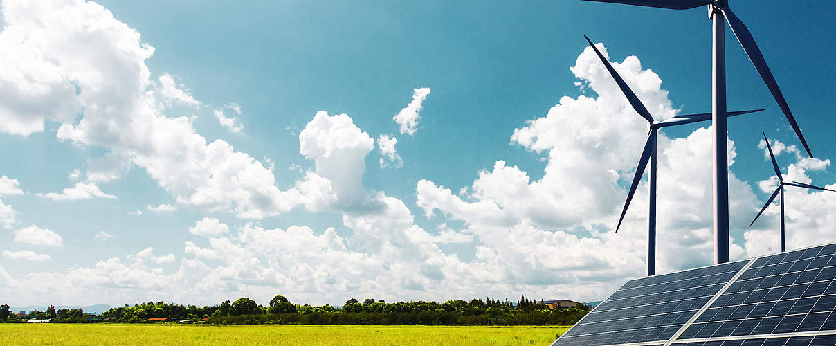 Windkraftanlagen und Solaranlagen überbrücken bei Energiemangel © undefined undefined / iStock / Getty Images
