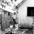 Chico Mendes im Hinterhof seines Hauses © Miranda Smith / CC BY-SA 3.0