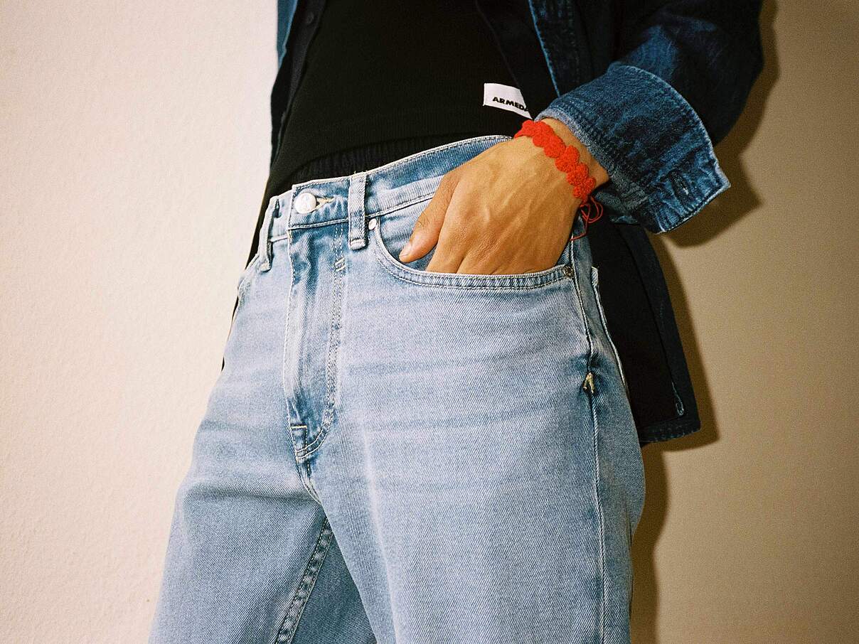 Helle Jeans mit Hand in Hosentasche © armedangels
