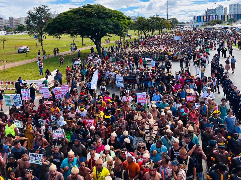 Indigene Gruppen formieren sich zum Marsch zum Nationalkongress in Brasilia © Nay Jinknss / WWF Brazil
