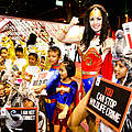 Thailändische Kinder und Natalie Glebova, WWF-Unterstützerin und Miss Universe 2005, fordern die thailändische Premierministerin eindrucksvoll auf, zur Superheldin zu werden © WWF