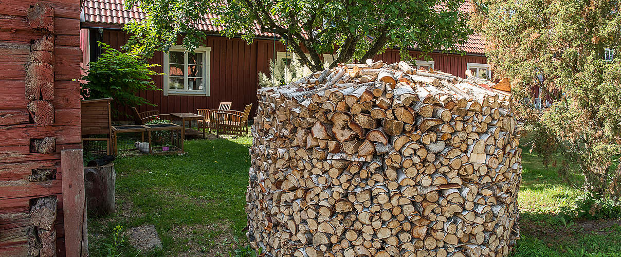 Brennholz-Stapel in einem Garten © Ola Jennersten / WWF-Sweden 