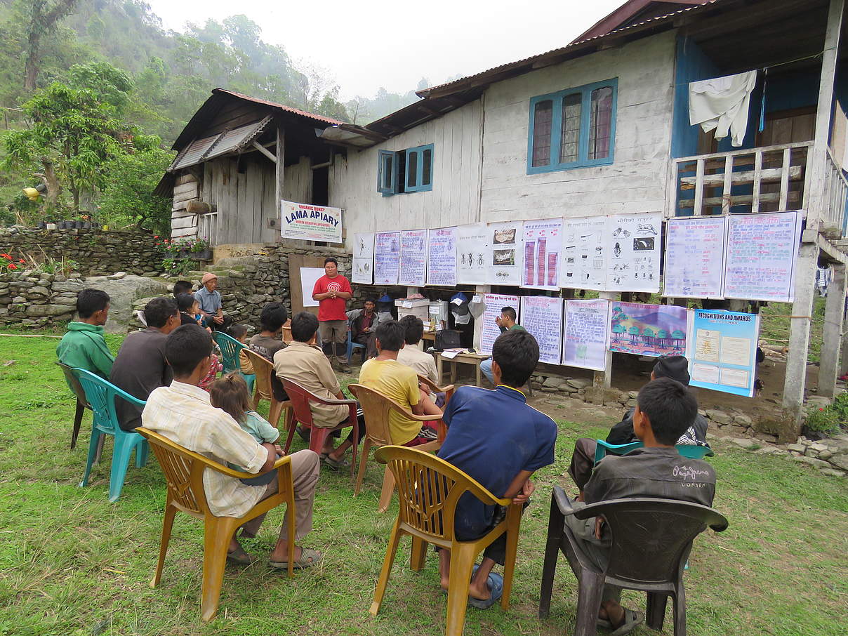 Schulung in Lama Apiary im Teekampagne-Anbaugebiet Darjeeling © Rikchen Zimba