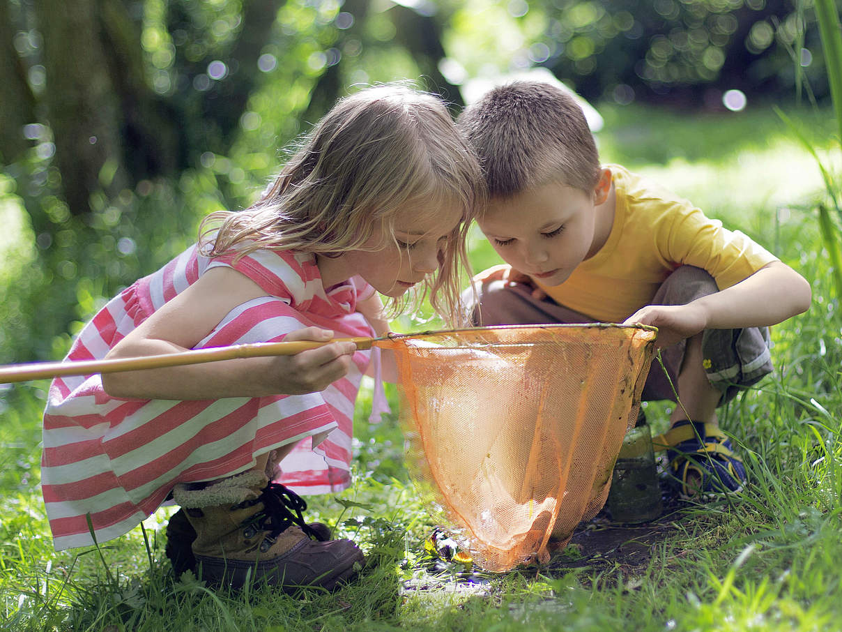 Kinder erleben die Natur mit allen Sinnen © SolStock / GettyImages