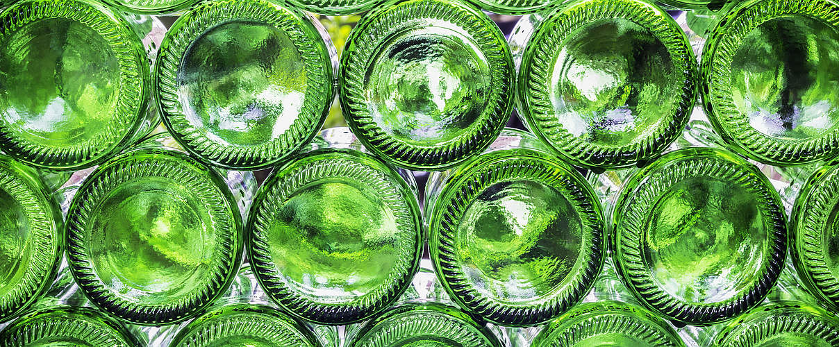 Grüne Flaschenböden aus Glas © manus1550/iStock/Getty Images
