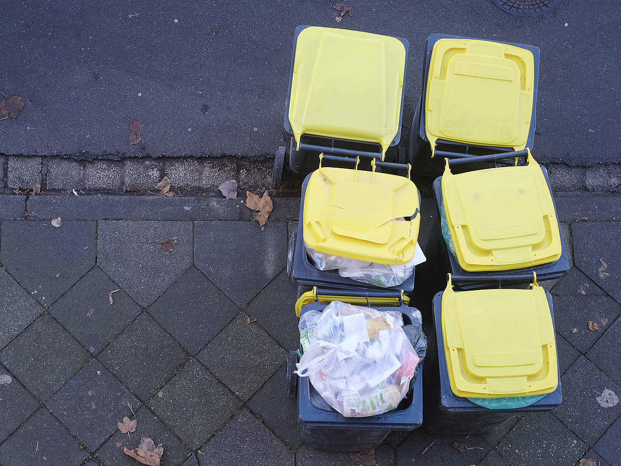 Mülltonnen für Plastikmüll © GettyImages
