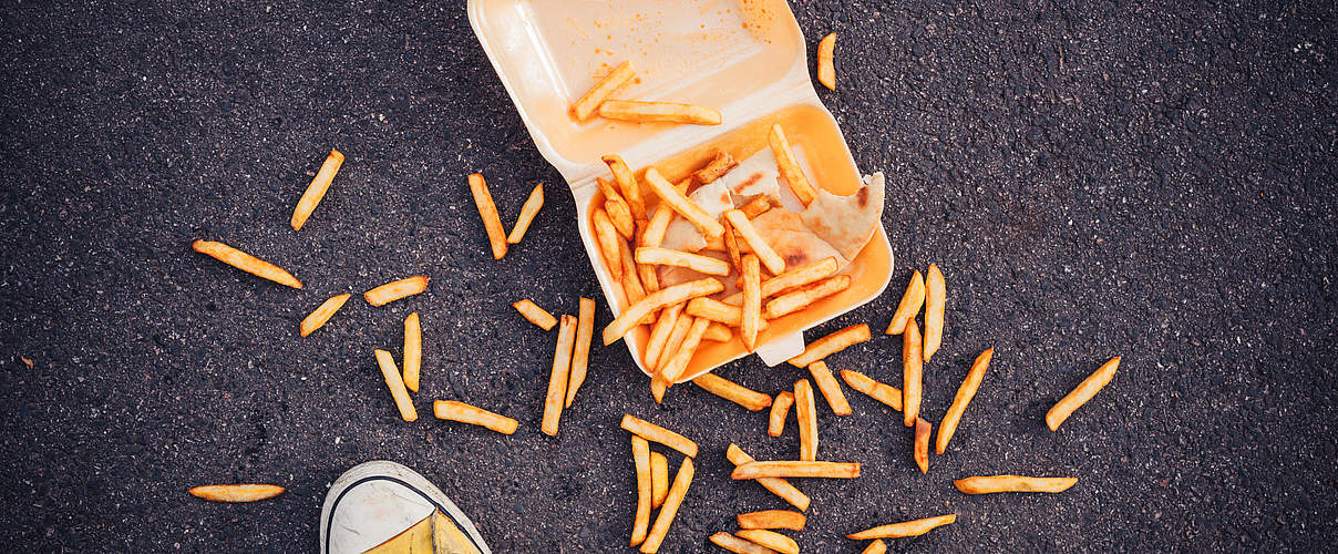 Verpackungsmüll durch Take Away Essen stellt ein großes Problem dar © lolostock / iStock / Getty Images