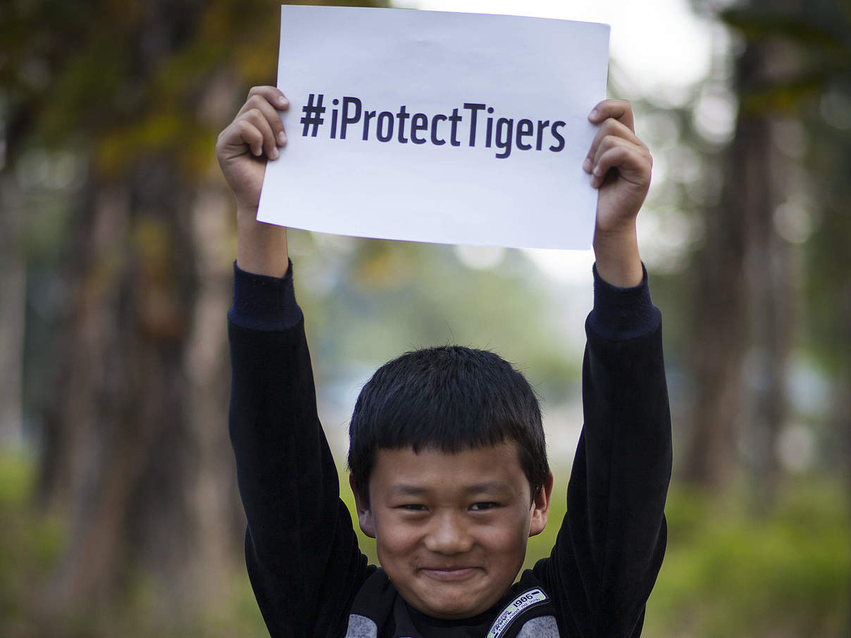 Kleiner Junge engagiert sich für Tiger in Bhutan © Simon Rawles / WWF-UK 