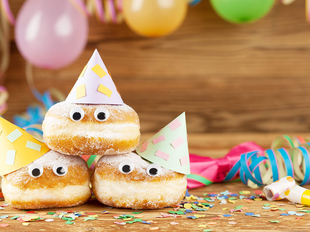 Karneval-Krapfen als essbare Deko