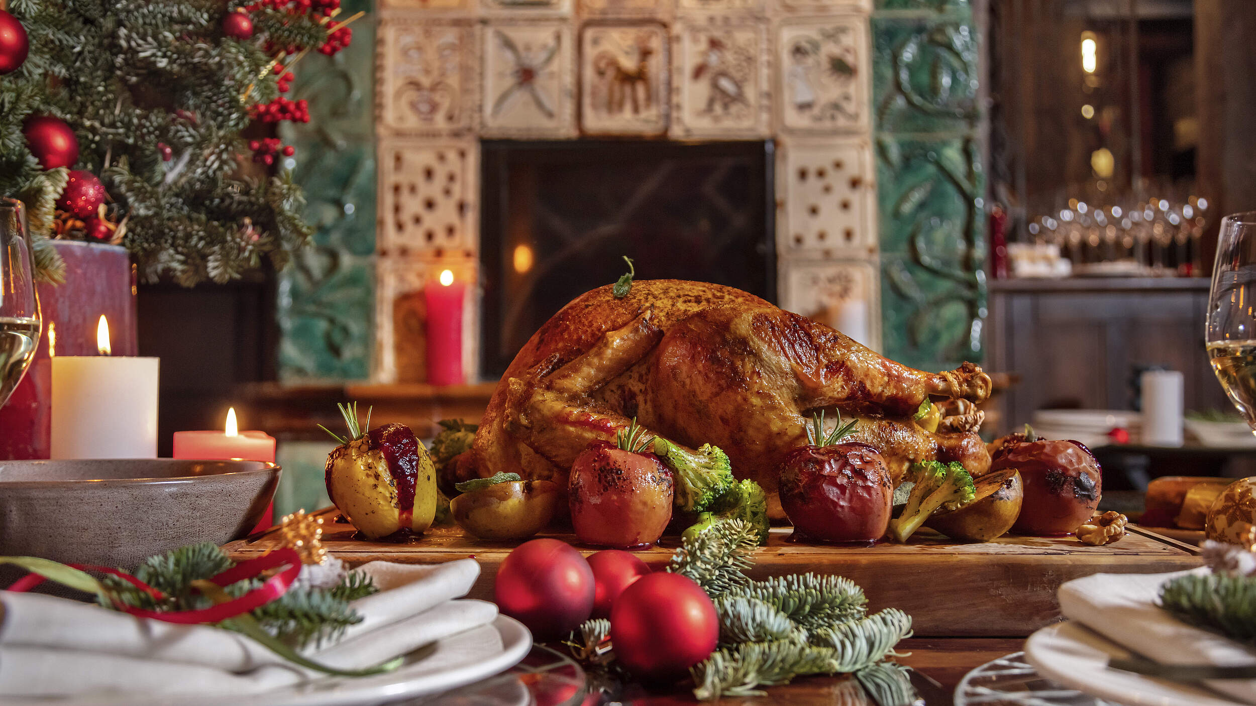 Weihnachtlich gedeckter Tisch mit Geflügel-Braten