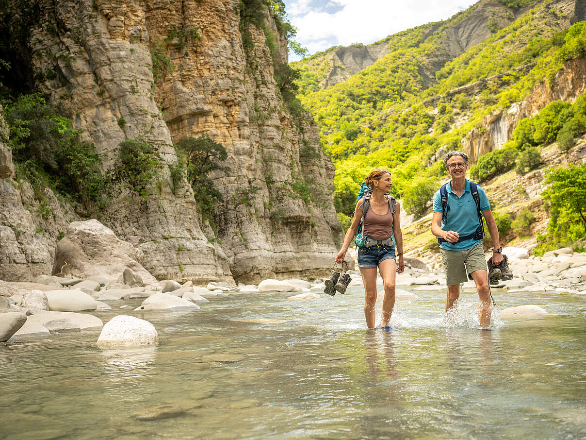 Mann und Frau wandern im Bach © Wikinger