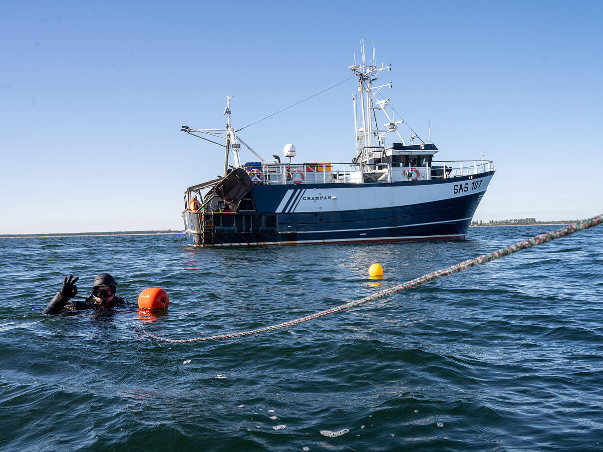 Bergung mit 17-Meter-Schleppkutter „Crampas“ des Fischereibetriebs Erler © Stefan Sauer / WWF