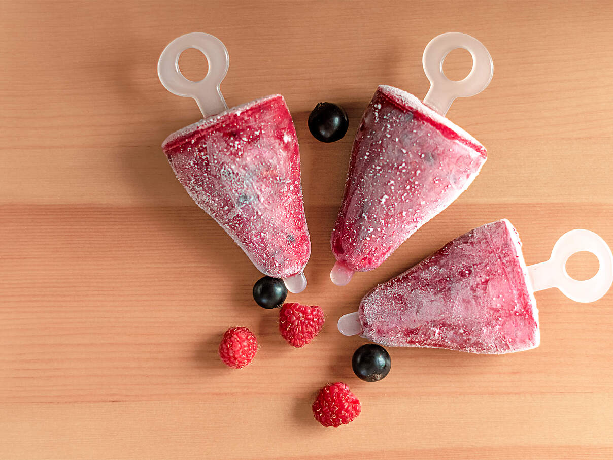 Selbst gemachtes Eis am Stiel mit Beeren 