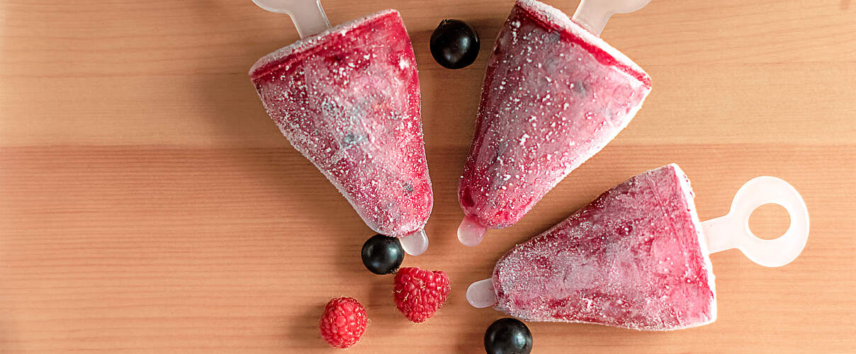 Selbst gemachtes Eis am Stiel mit Beeren 