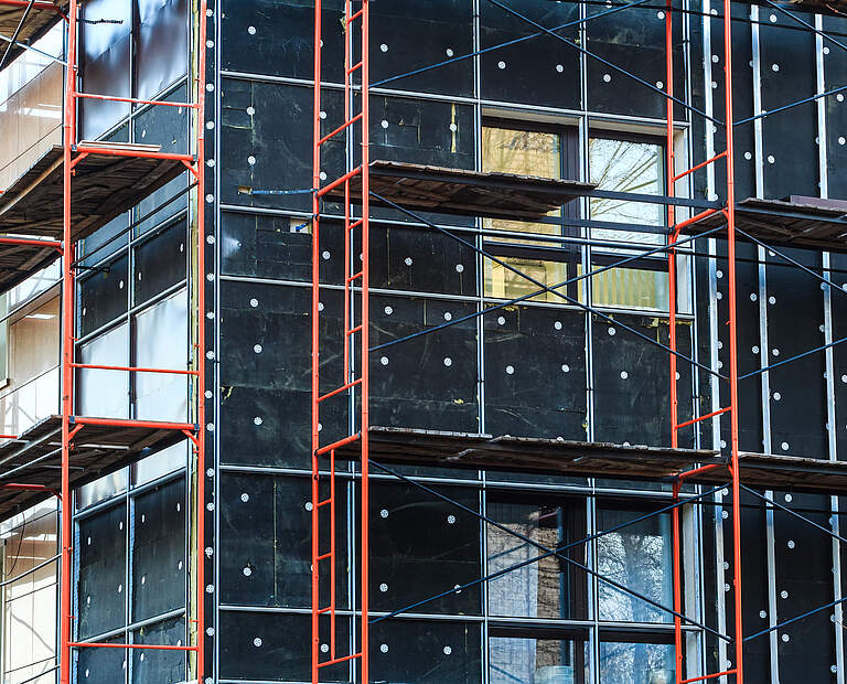 Wärmedämmung eines im Bau befindlichen Gebäudes © Nkarol Getty Images