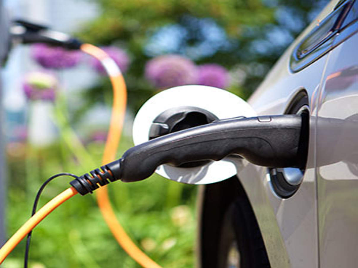 Elektroauto an einer Ladestation © iStock / Getty Images