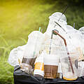 Abfallhaufen mit Plastikbechern © GettyImages