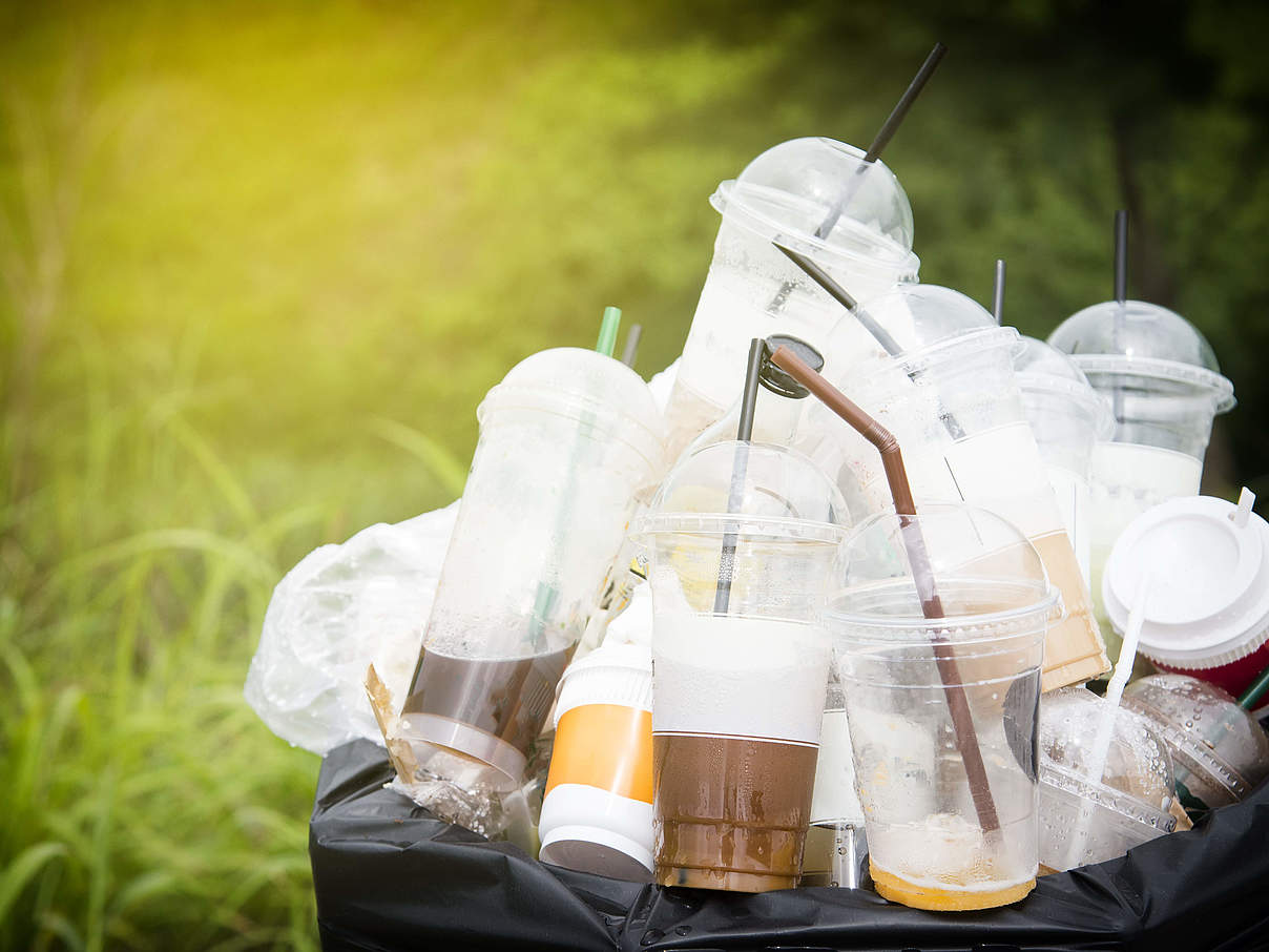 Abfallhaufen mit Plastikbechern © GettyImages