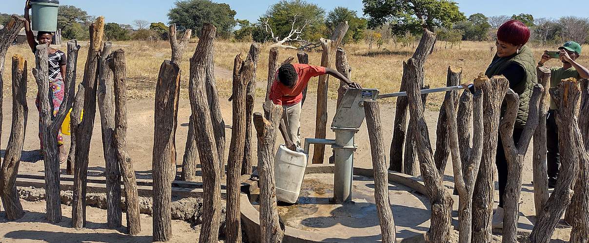 Eine Pumpe an einem neuen Brunnen. Stämme schützen gegen Beschädigungen © Brit Reichelt-Zolho / WWF