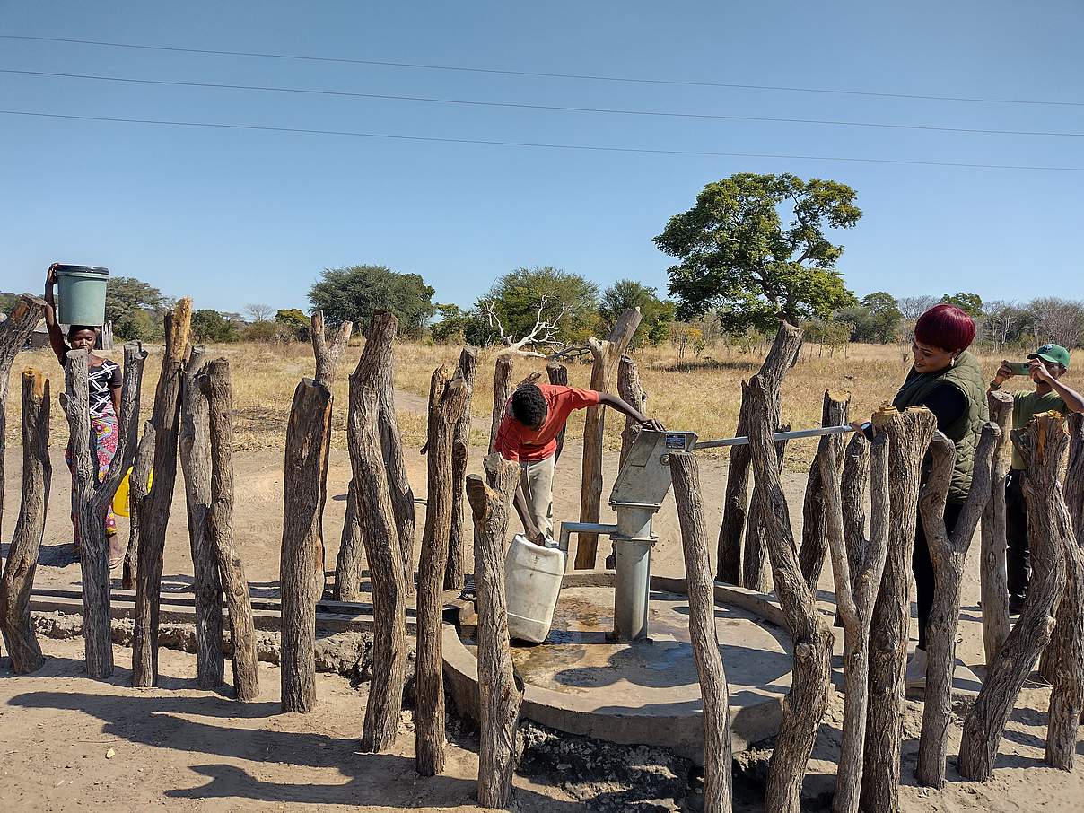 Eine Pumpe an einem neuen Brunnen. Stämme schützen gegen Beschädigungen © Brit Reichelt-Zolho / WWF