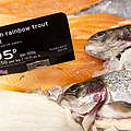 Fisch im Supermarkt © Richard Stonehouse / WWF