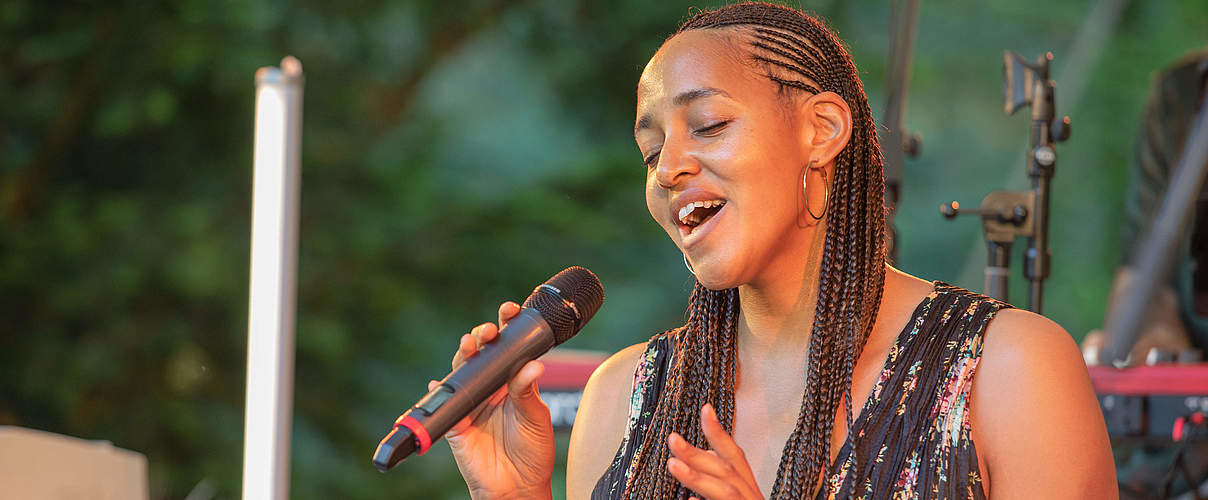 WWF-Botschafterin Cassandra Steen singt bei der Flora Musica in Eberswalde © Sonja Ritter / WWF