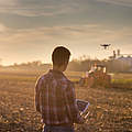 Landwirt mit Drohne auf dem Feld © Jevtic / iStock / Getty Images Plus