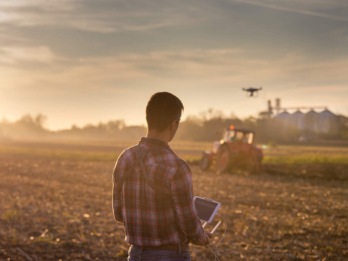 Landwirt mit Drohne auf dem Feld © Jevtic / iStock / Getty Images Plus
