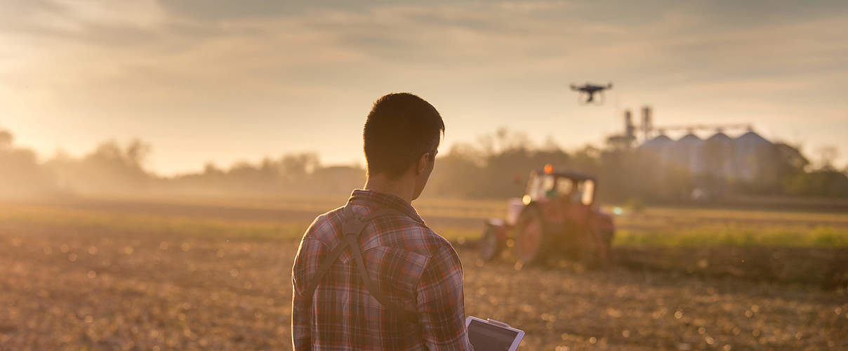 Landwirt mit Drohne auf dem Feld © Jevtic / iStock / Getty Images Plus
