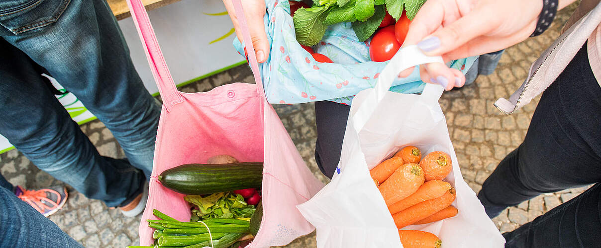 Einkaufen mit Stoffbeuteln 