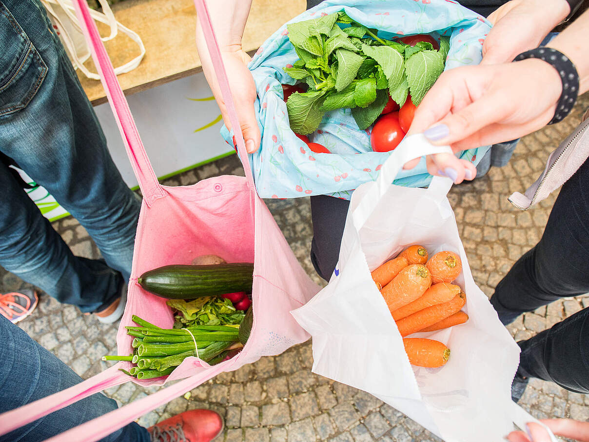 Einkaufen mit Stoffbeuteln 