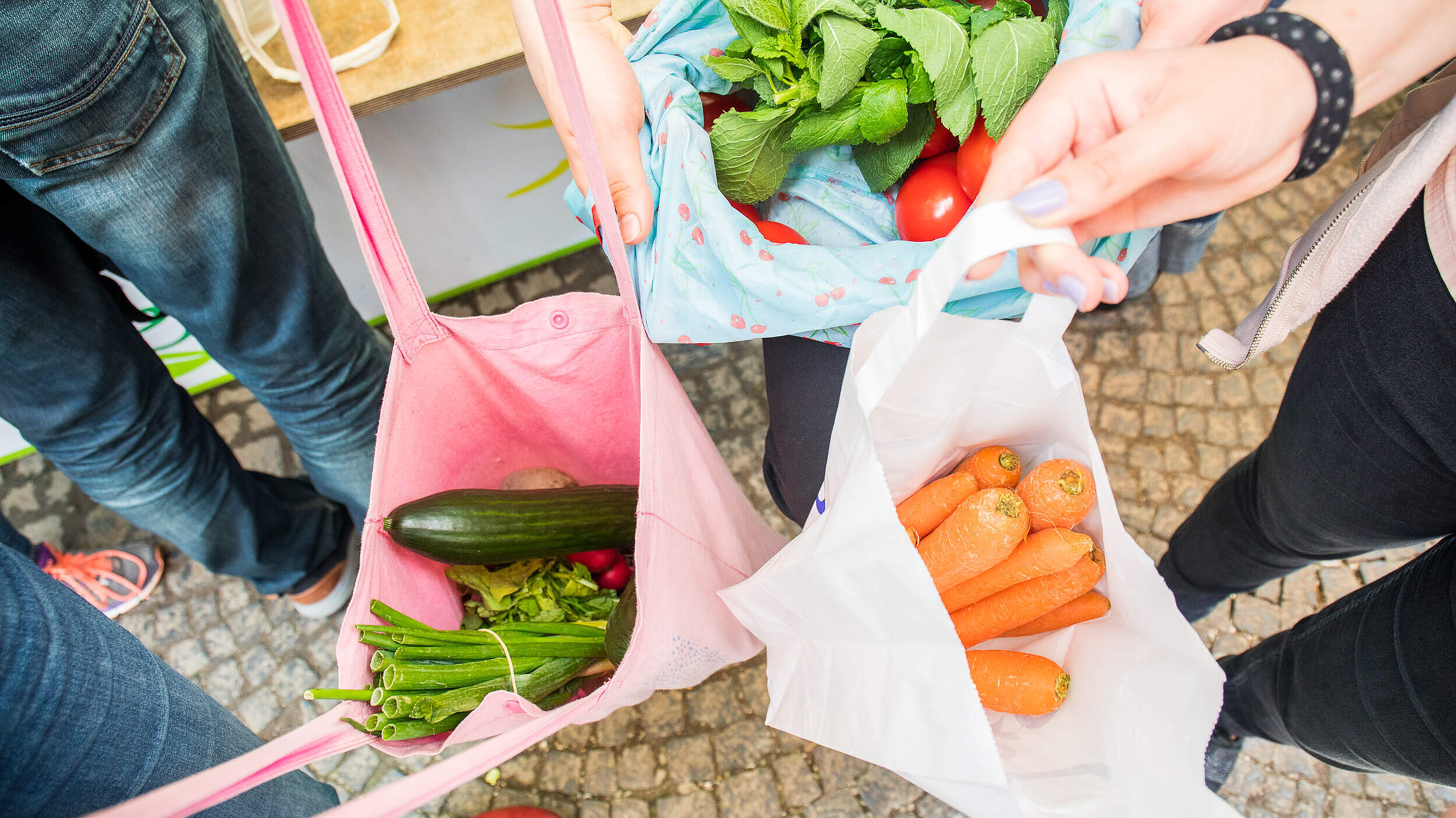 Einkaufen mit Stoffbeuteln 