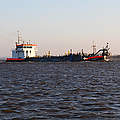 Baggerschiff auf der Elbe © B. Koenig/WWF
