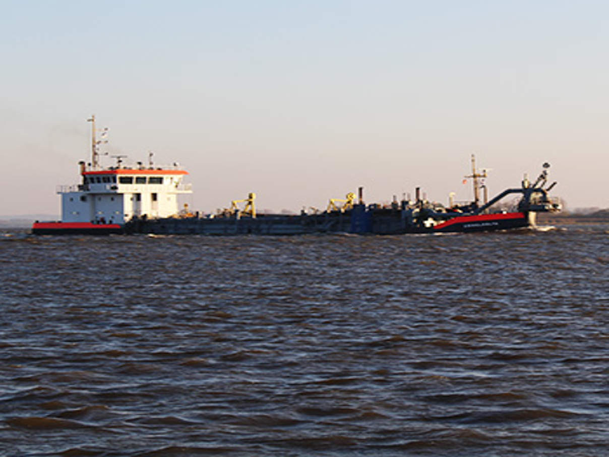 350 Baggerschiff Elbe 3 c WWF Britta Koenig Baggerschiff auf der Elbe © B. Koenig/WWF