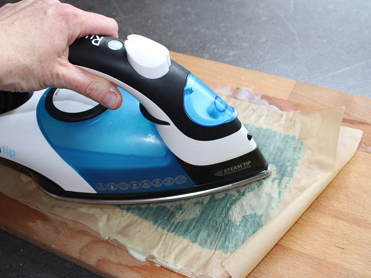 Das Wachs wird ins Tuch eingebügelt