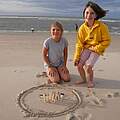 Zwei Mädchen am Strand beim WWF Junior Camp auf Spiekeroog