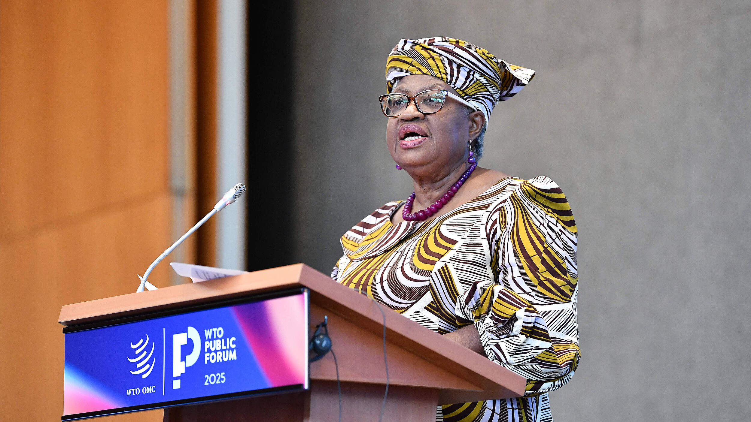 Die Generaldirektorin der Welthandelsorganisation (WTO), Ngozi Okonjo-Iweala, spricht während der Vorstellung der Ausgabe 2025 des World Trade Reports in Genf