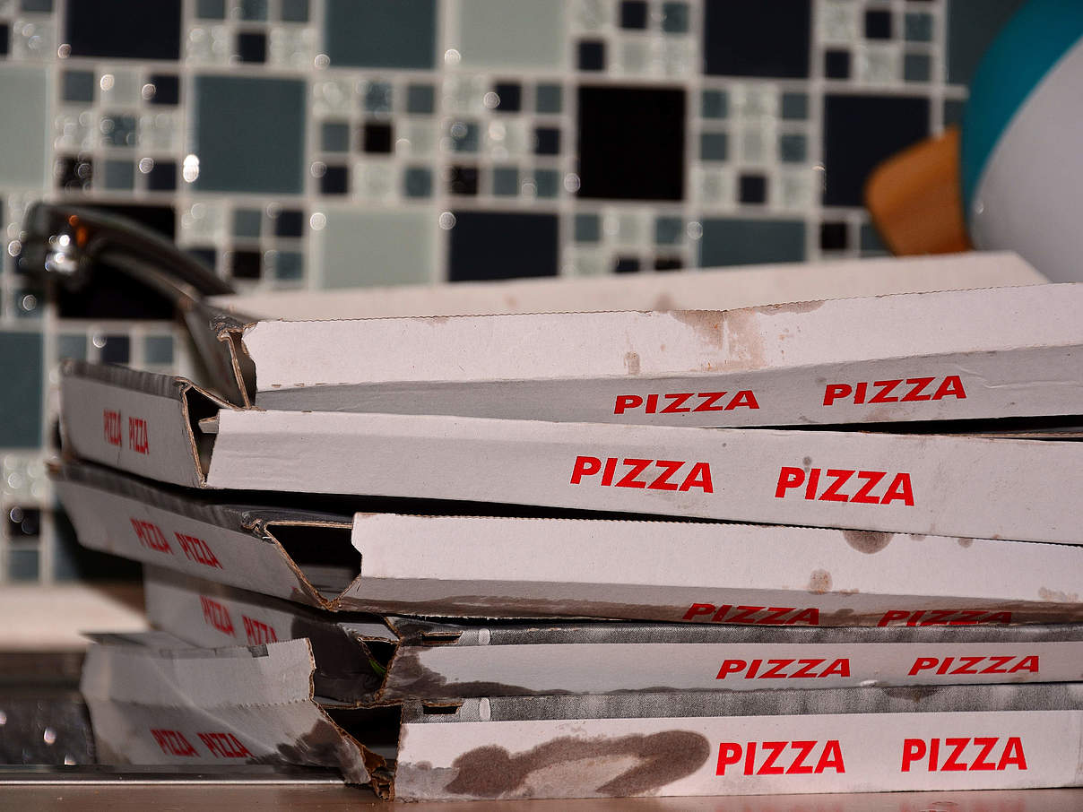 Gestapelte Pizzaschachteln © GettyImages