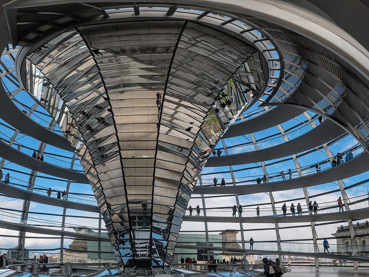 Reichstagskuppel in Berlin © iStock / Getty Images