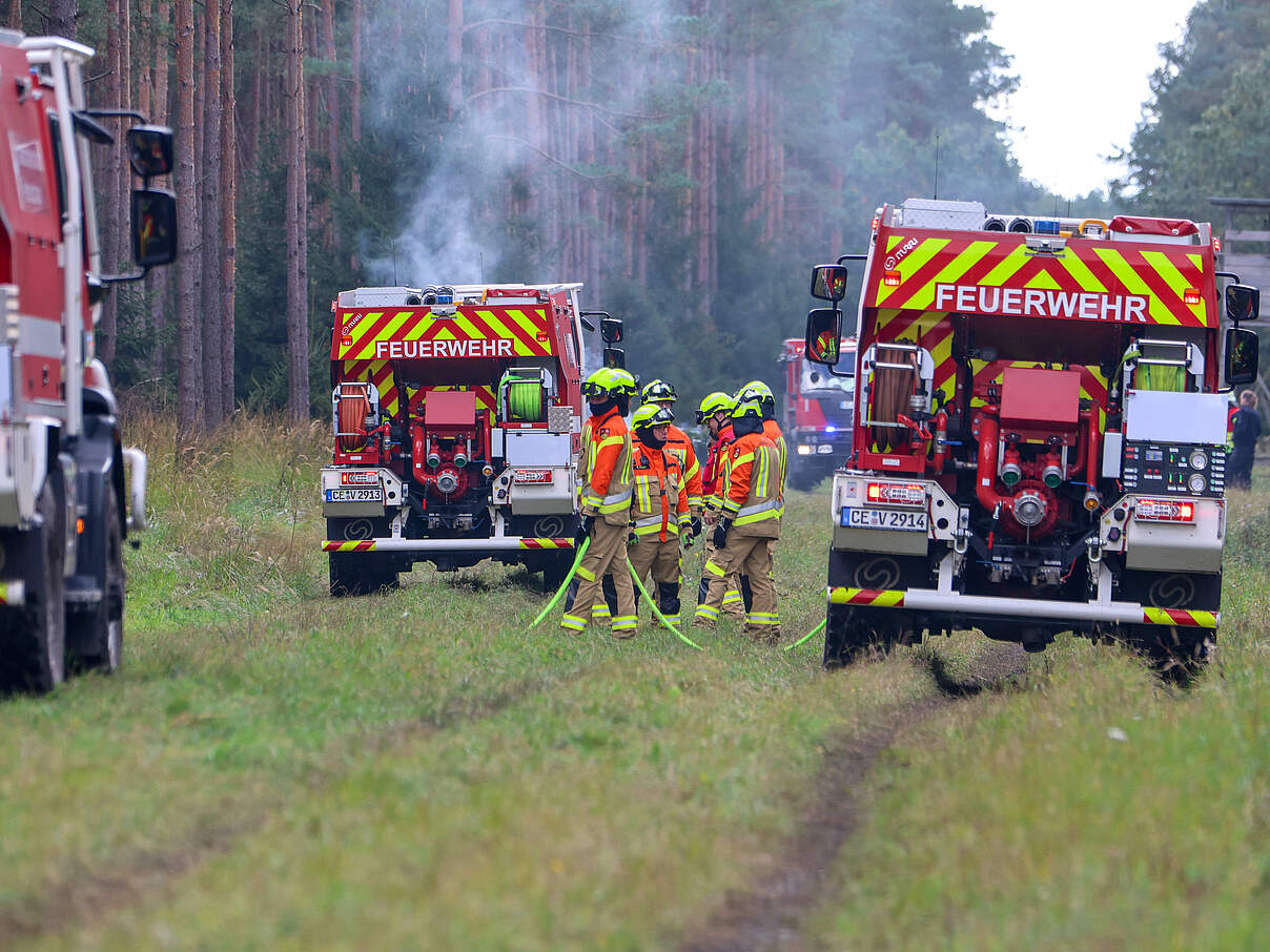 Waldbrandbekämpfung ist Teamwork. Bei Bedarf leisten auch Bundespolizei, THW und Bundeswehr Unterstützung.
