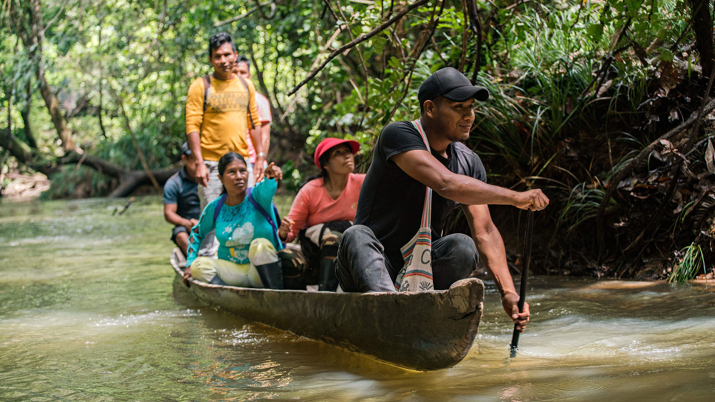 Mitglieder der indigenen Gemeinschaft La Chorrera auf dem Weg zur Bewertung der Ökosystemleistung des Waldes © Luis Barreto / WWF UK