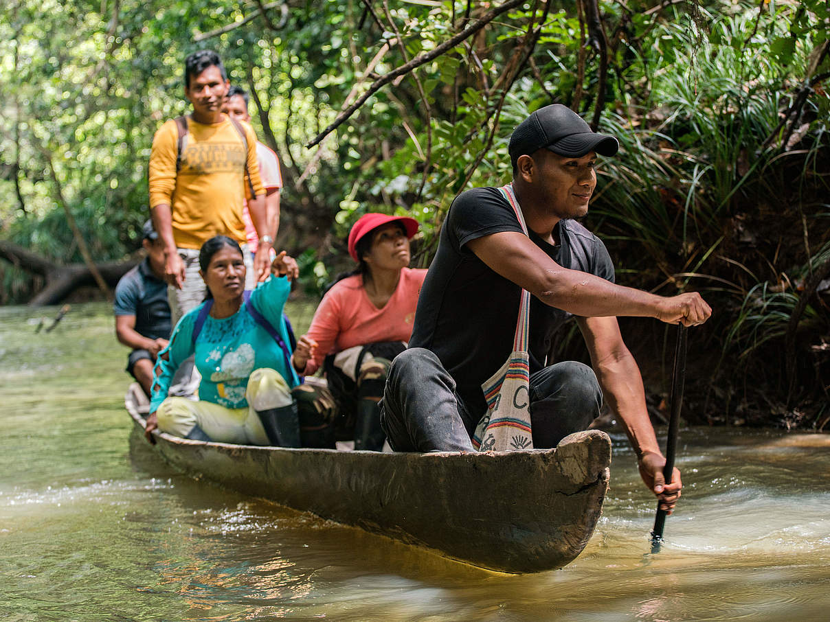 Mitglieder der indigenen Gemeinschaft La Chorrera auf dem Weg zur Bewertung der Ökosystemleistung des Waldes © Luis Barreto / WWF UK