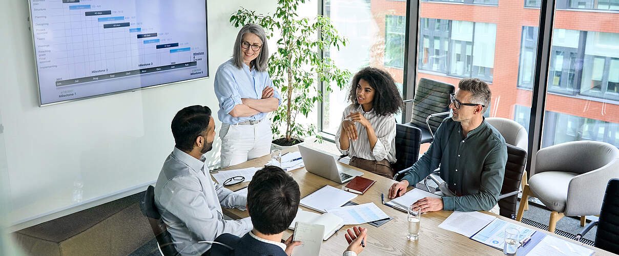 Besprechung Business Team © insta photos / iStock / GettyImages
