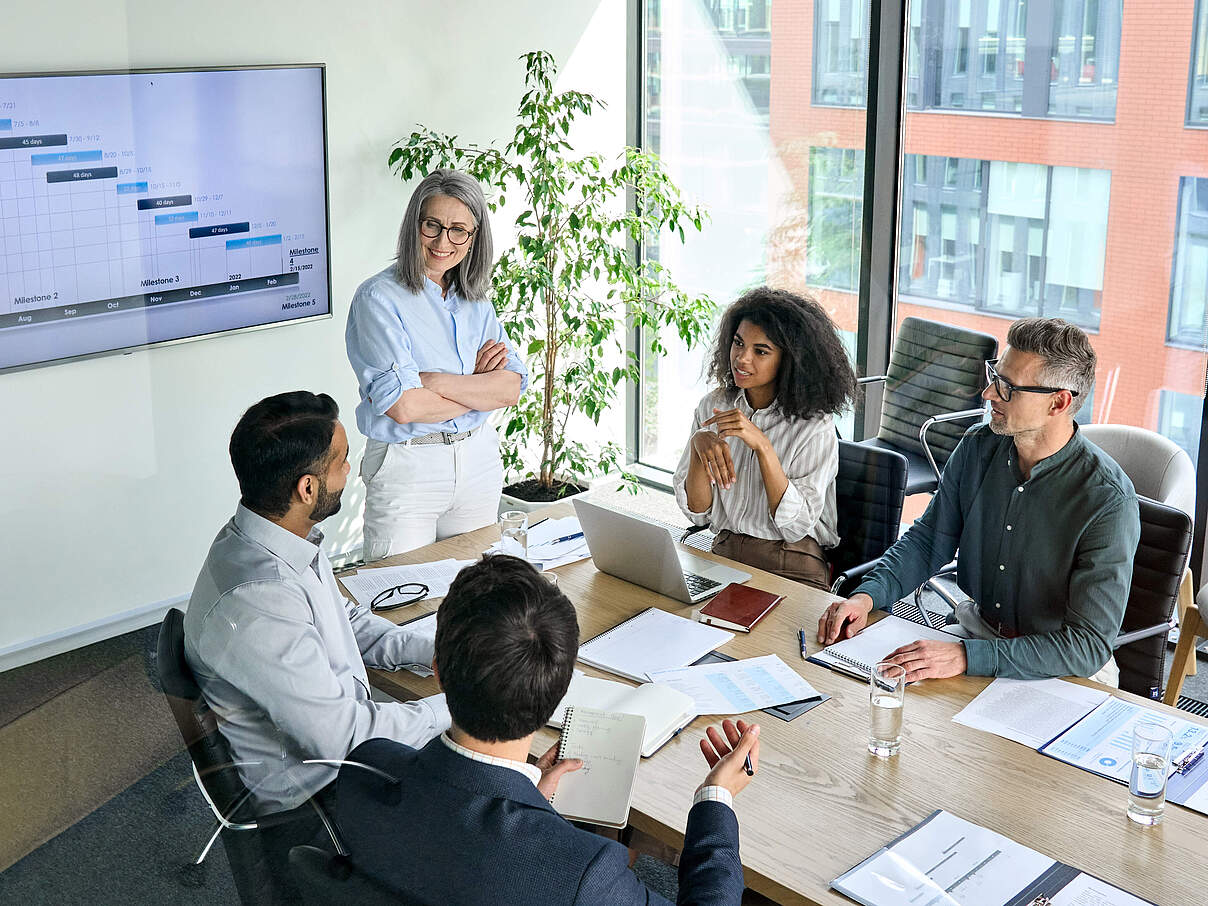 Besprechung Business Team © insta photos / iStock / GettyImages