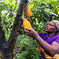 Kakaobäuerin in Westafrika.