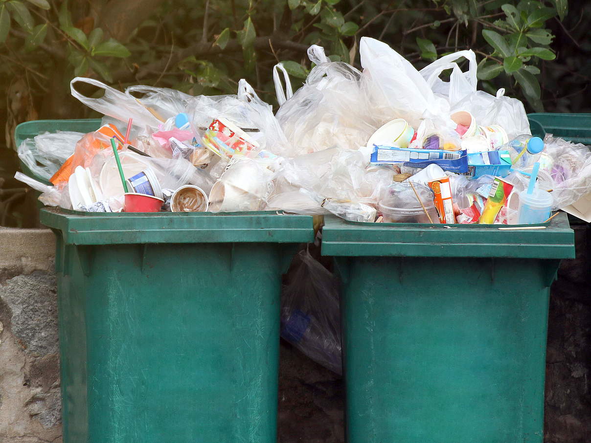 Volle Plastikmülltonen © GettyImages