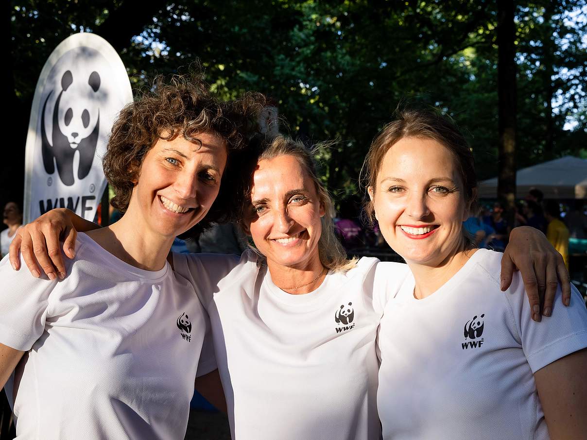 Drei Frauen in WWF-Shirts © Jörg Farys / WWF