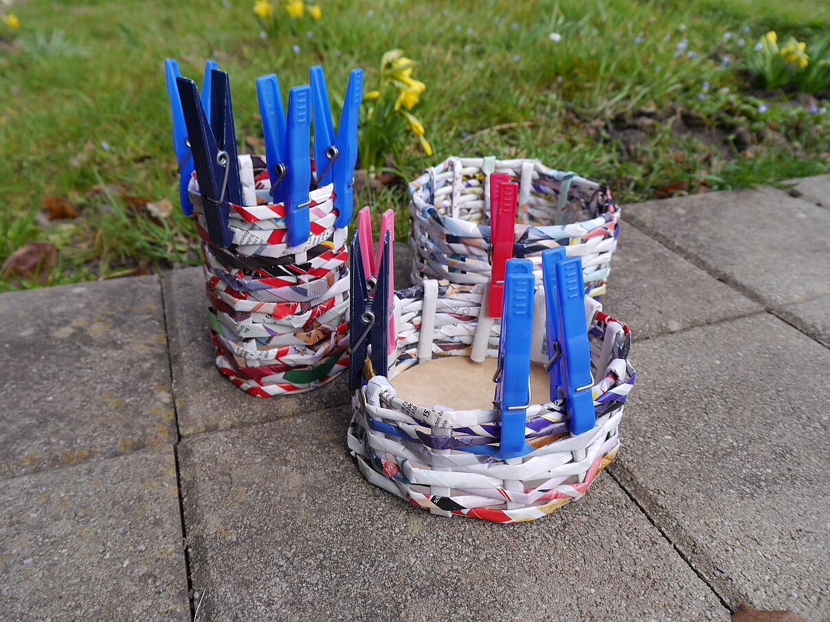 Körbe aus Altpapier flechten 