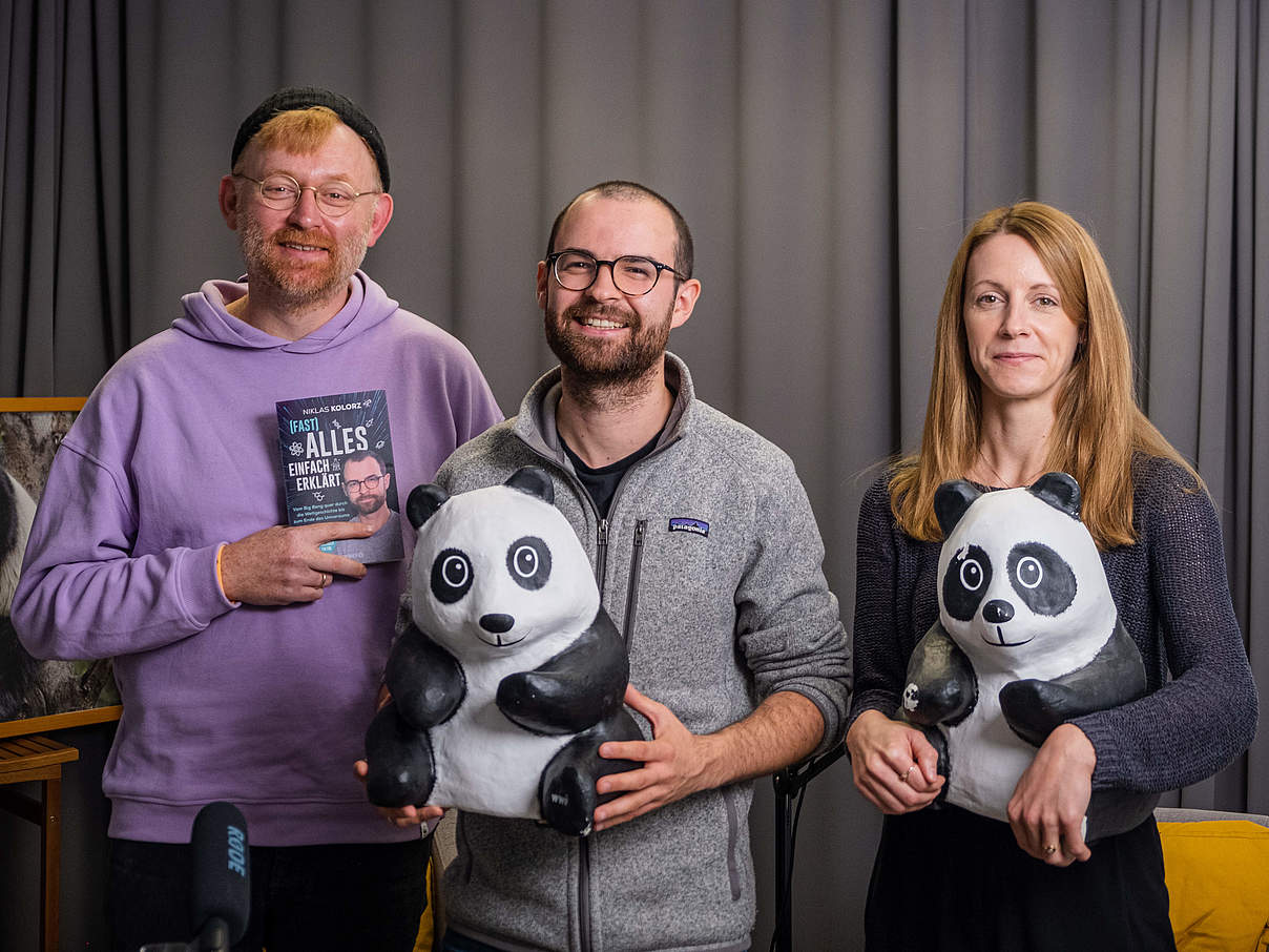 Niklas Kolorz (Mitte) zu Gast bei Luise und Klaus im WWF-Podcast ÜberLeben © Fabian Schuy Niklas Kolorz (Mitte) zu Gast bei Luise und Klaus im WWF-Podcast ÜberLeben © Fabian Schuy